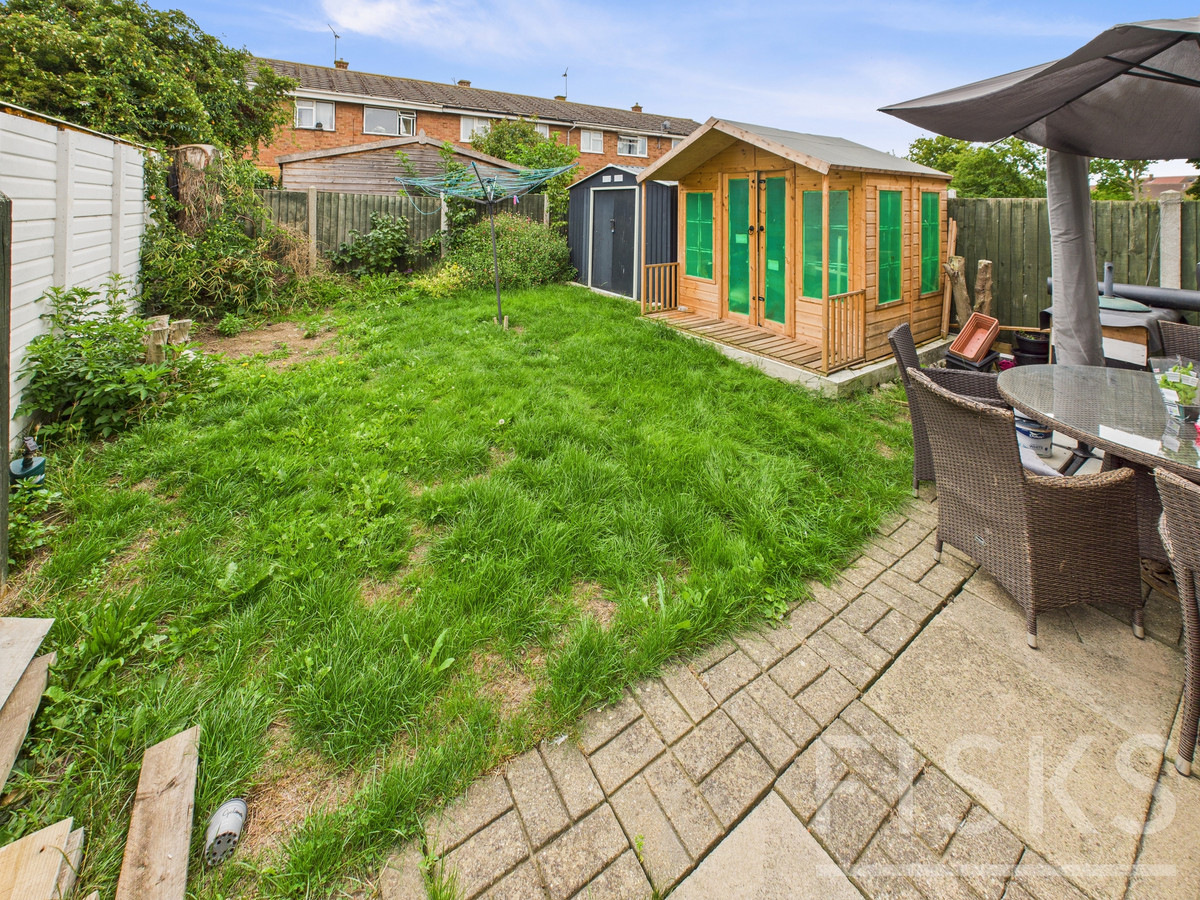 50, Southwalters, Canvey Island photo 4