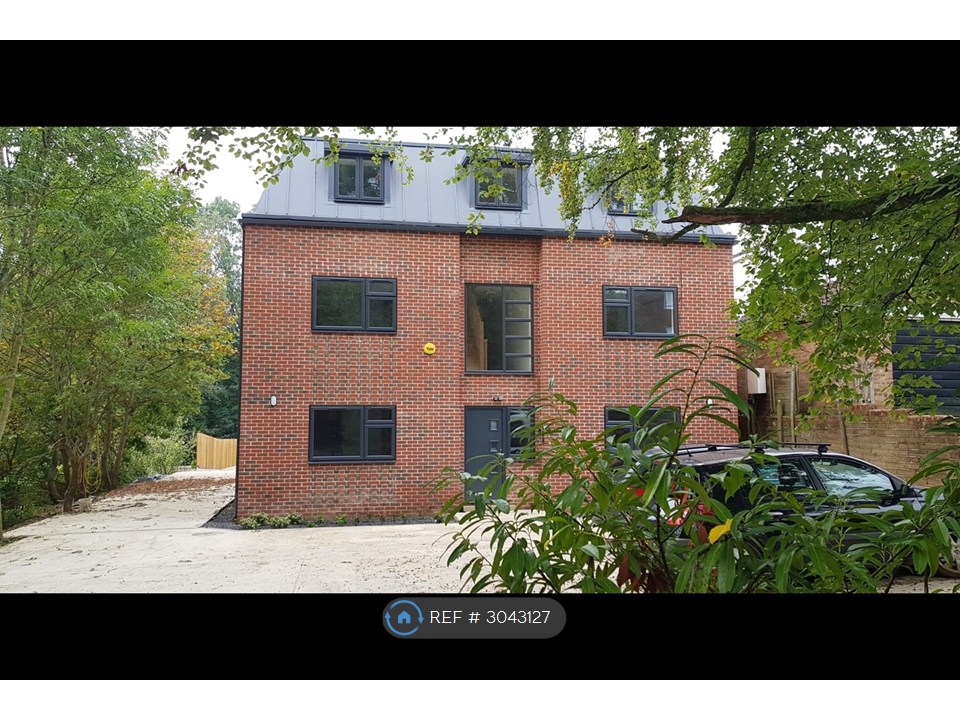 Flat   Hiltingbury Road, Chandler's Ford photo 2