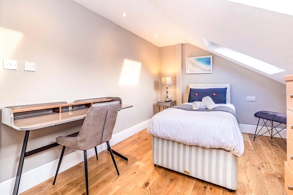 Room 7, 26, Woodford Road, Hertfordshire photo 5