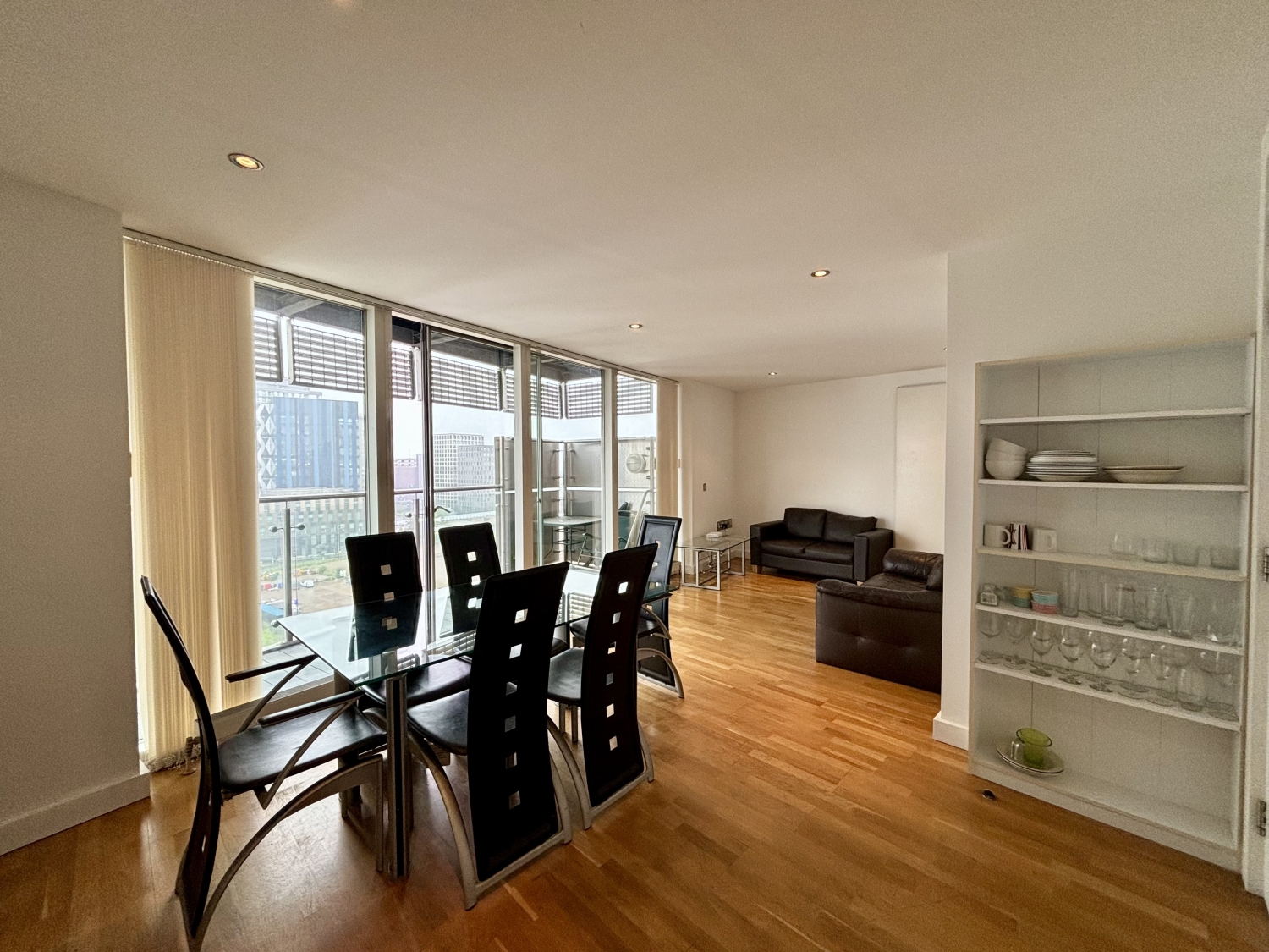 2-bed flat on Nv Building, The Quays, Salford Quays M50, £200,000