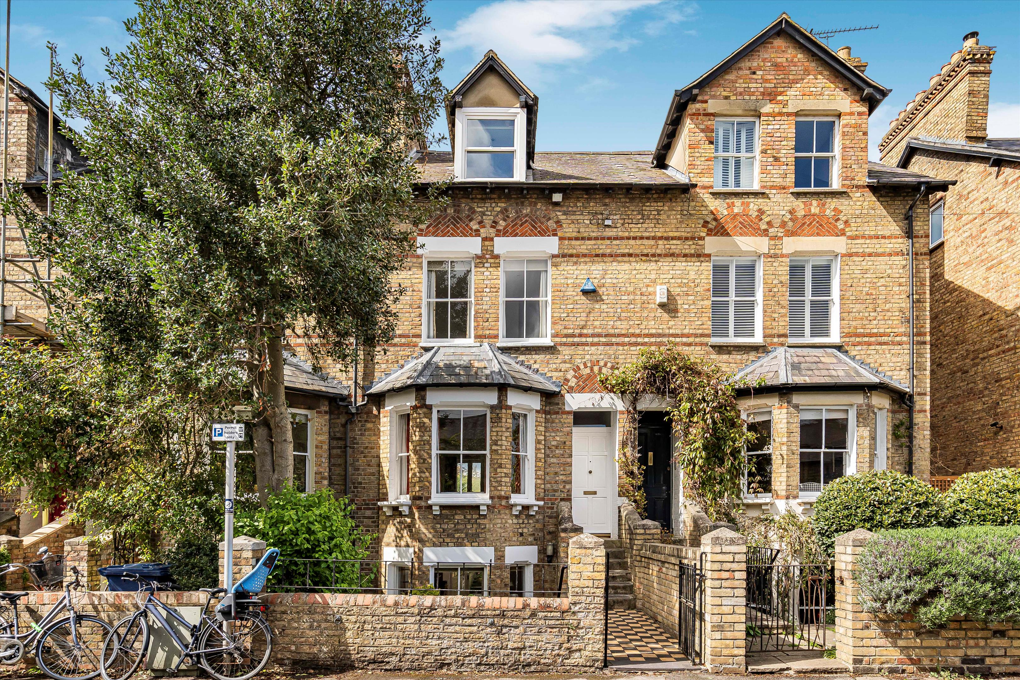 3 bedroom property for sale in London