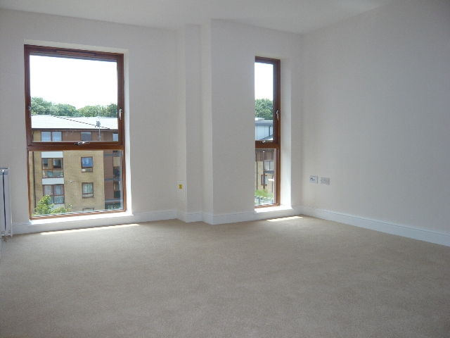 102 Rampling Court, Three Bridges photo 4