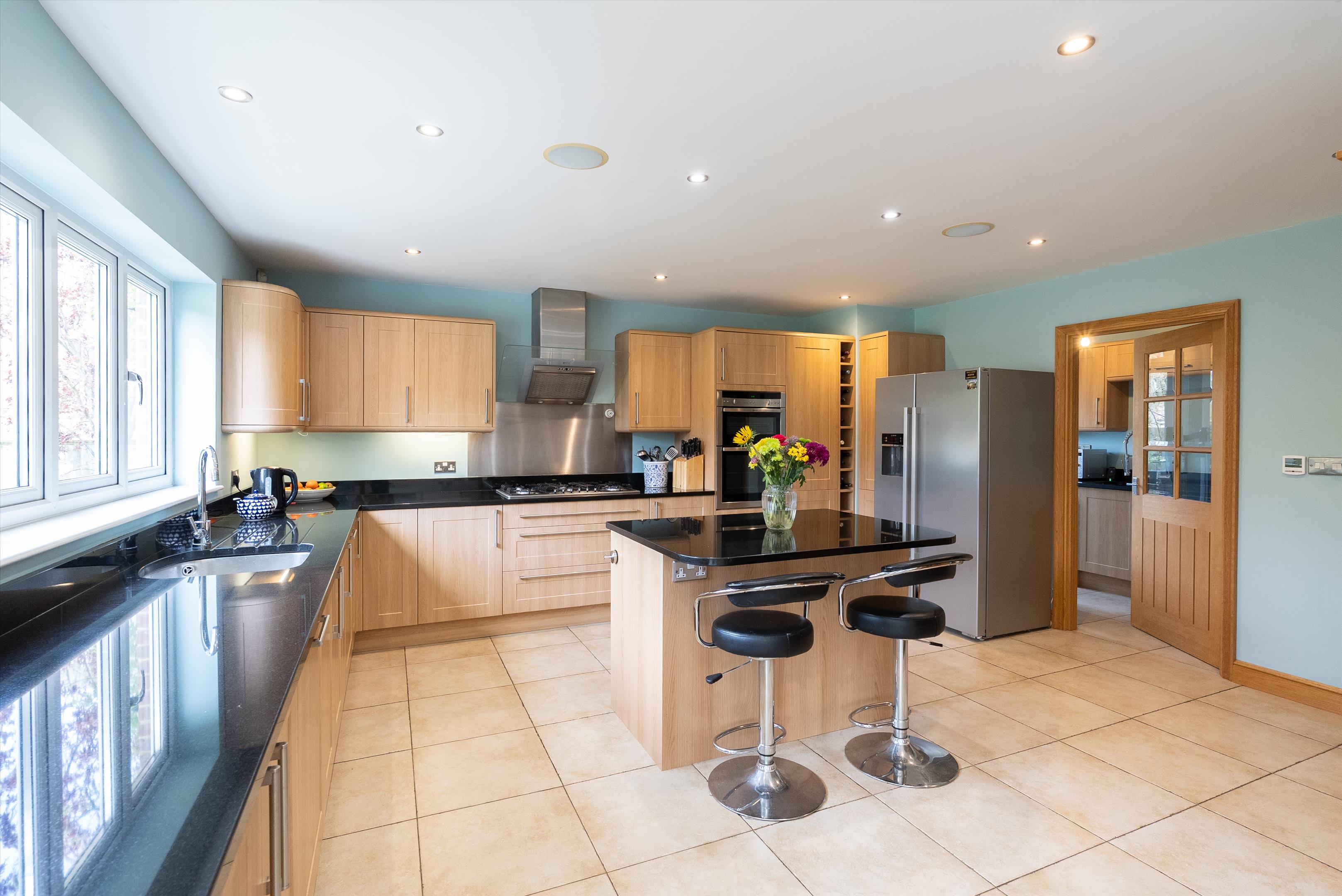 6 bedroom detached house for sale 0