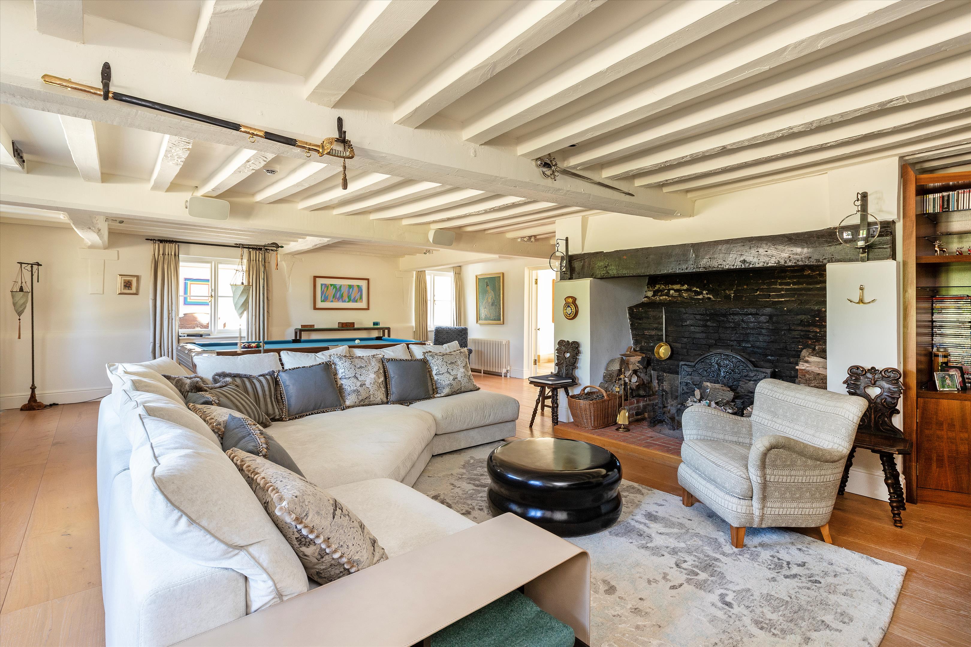 6 bedroom detached house for sale 0