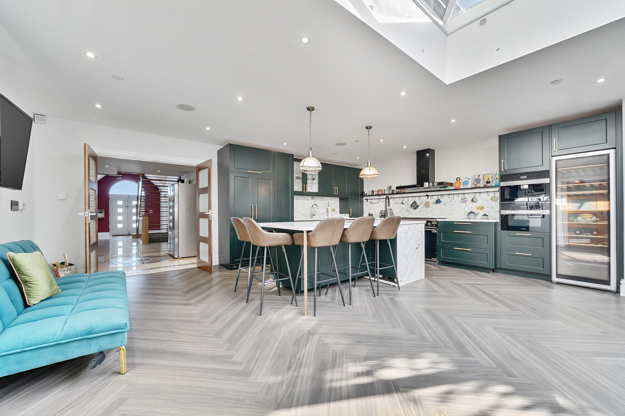 6 bedroom detached house for sale 0