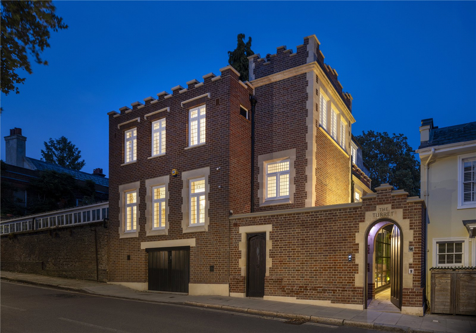 6 bedroom detached house for sale 0