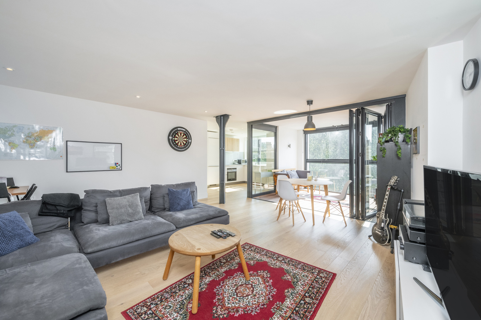 3 bedroom flat for sale 0