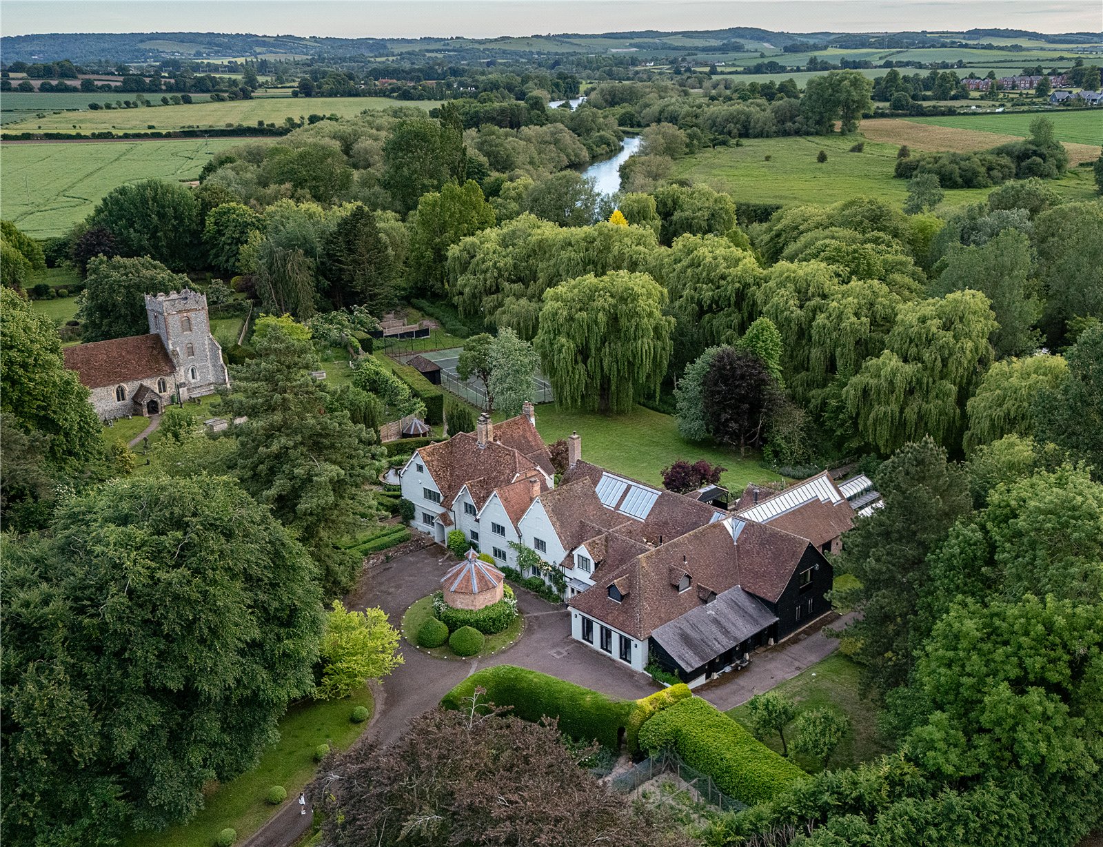 6 bedroom detached house for sale 0