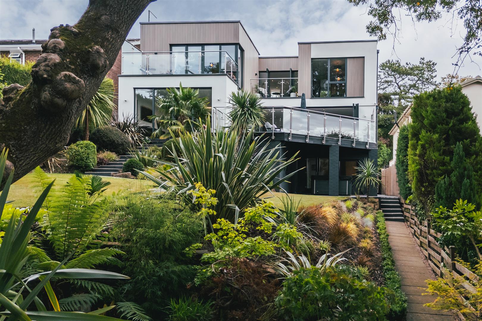 6 bedroom detached house for sale 0