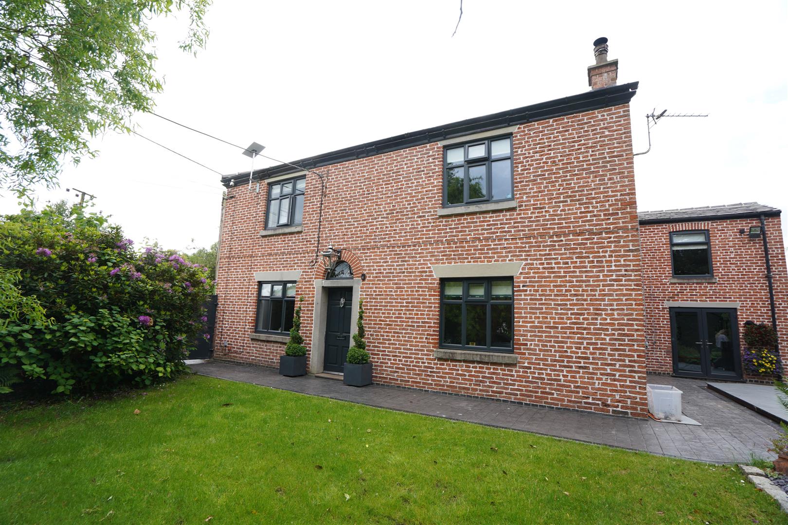 5 bedroom detached house for sale 0