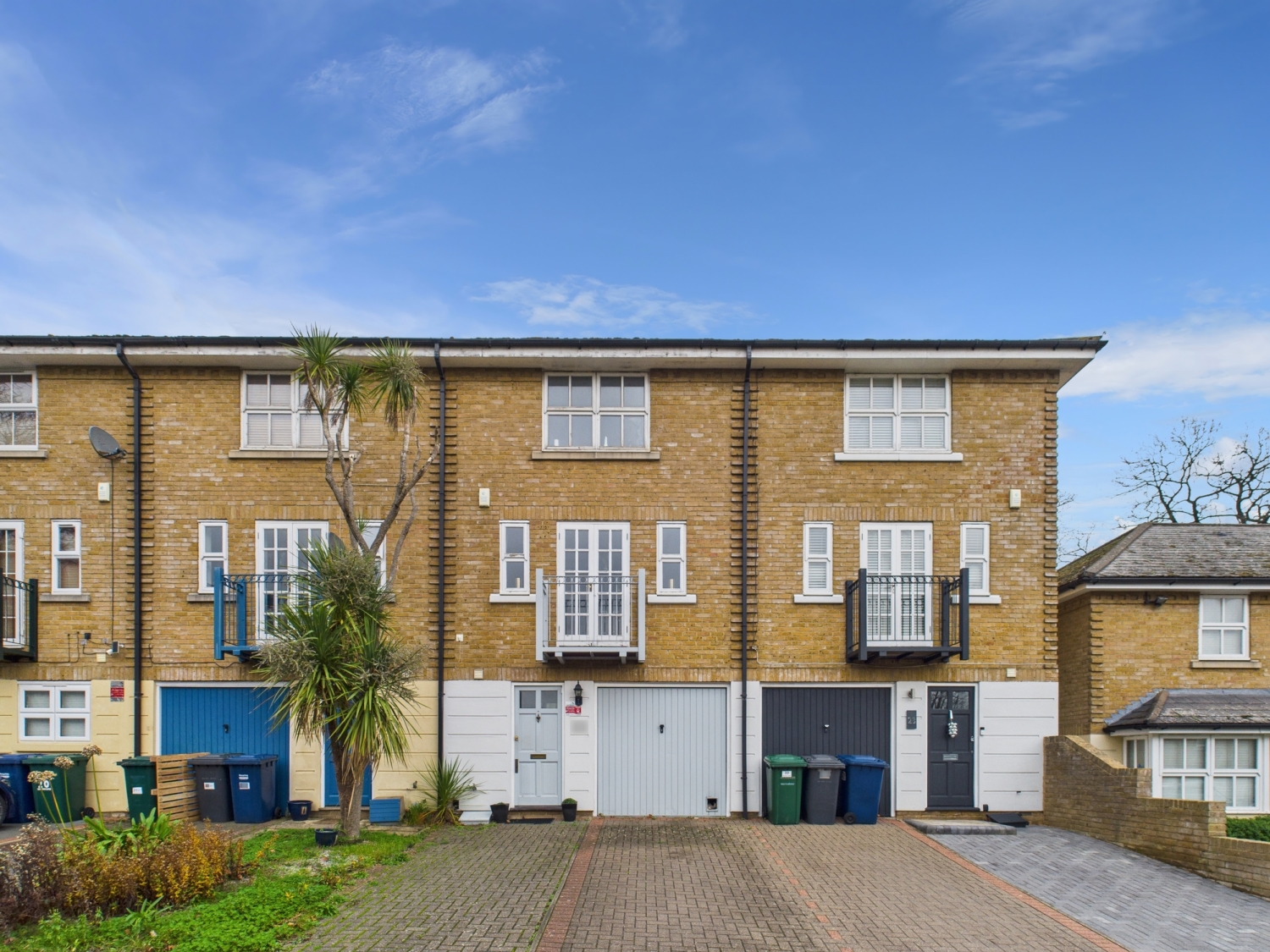 4-bed house on 22, Hampton Close, London, £675,000