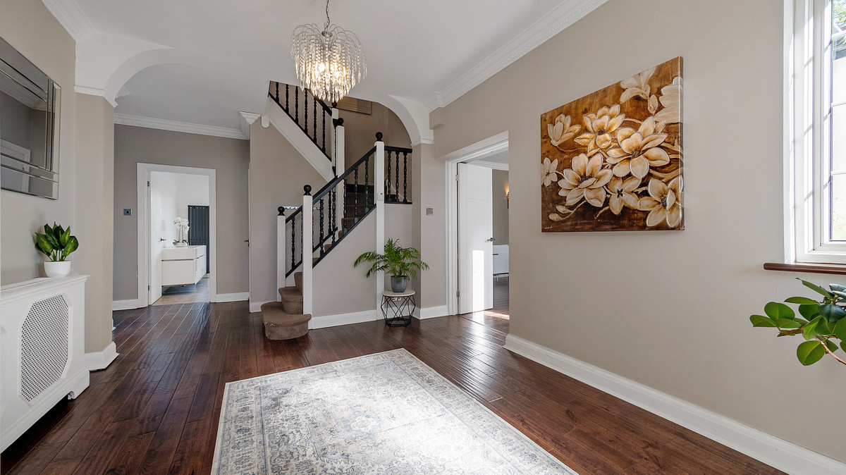 6 bedroom detached house for sale 0