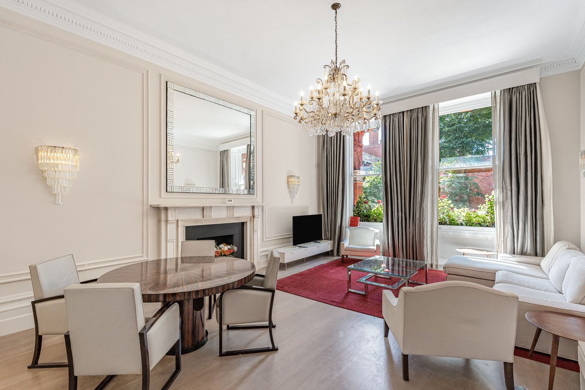 Flat Flat 1, 5, Cadogan Square, London photo 2