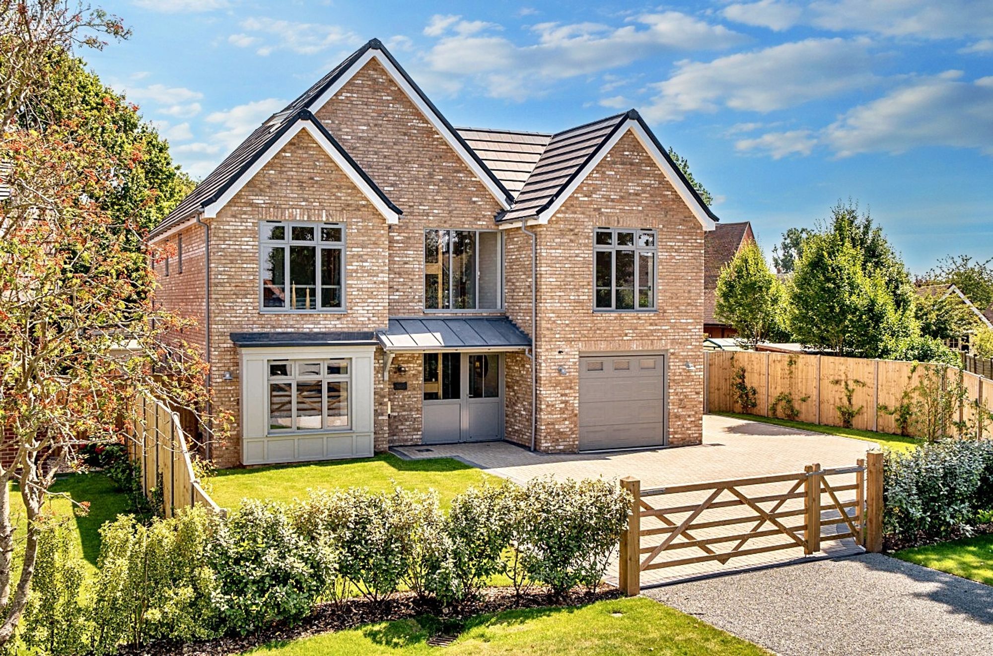 5 bedroom semi-detached house for sale