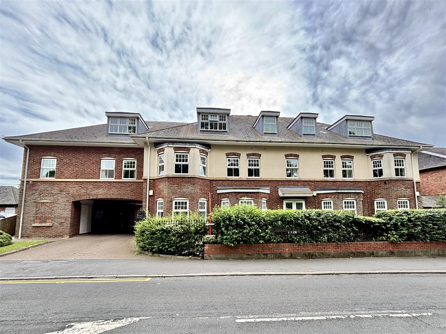 2 bed flat for sale