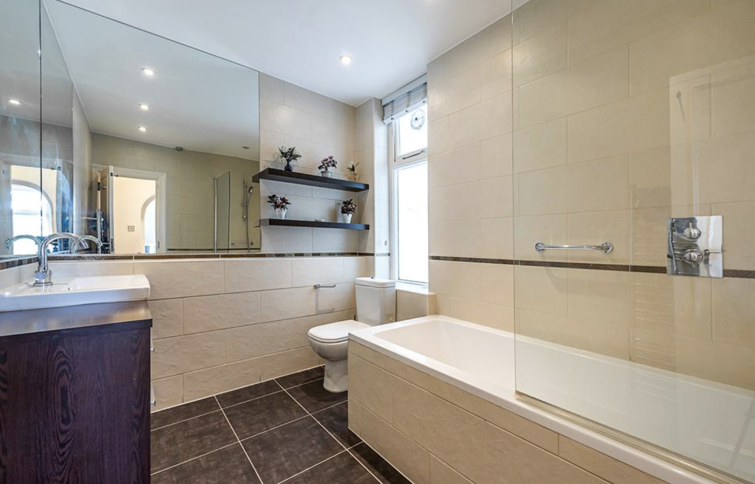 4 bedroom flat for sale 0