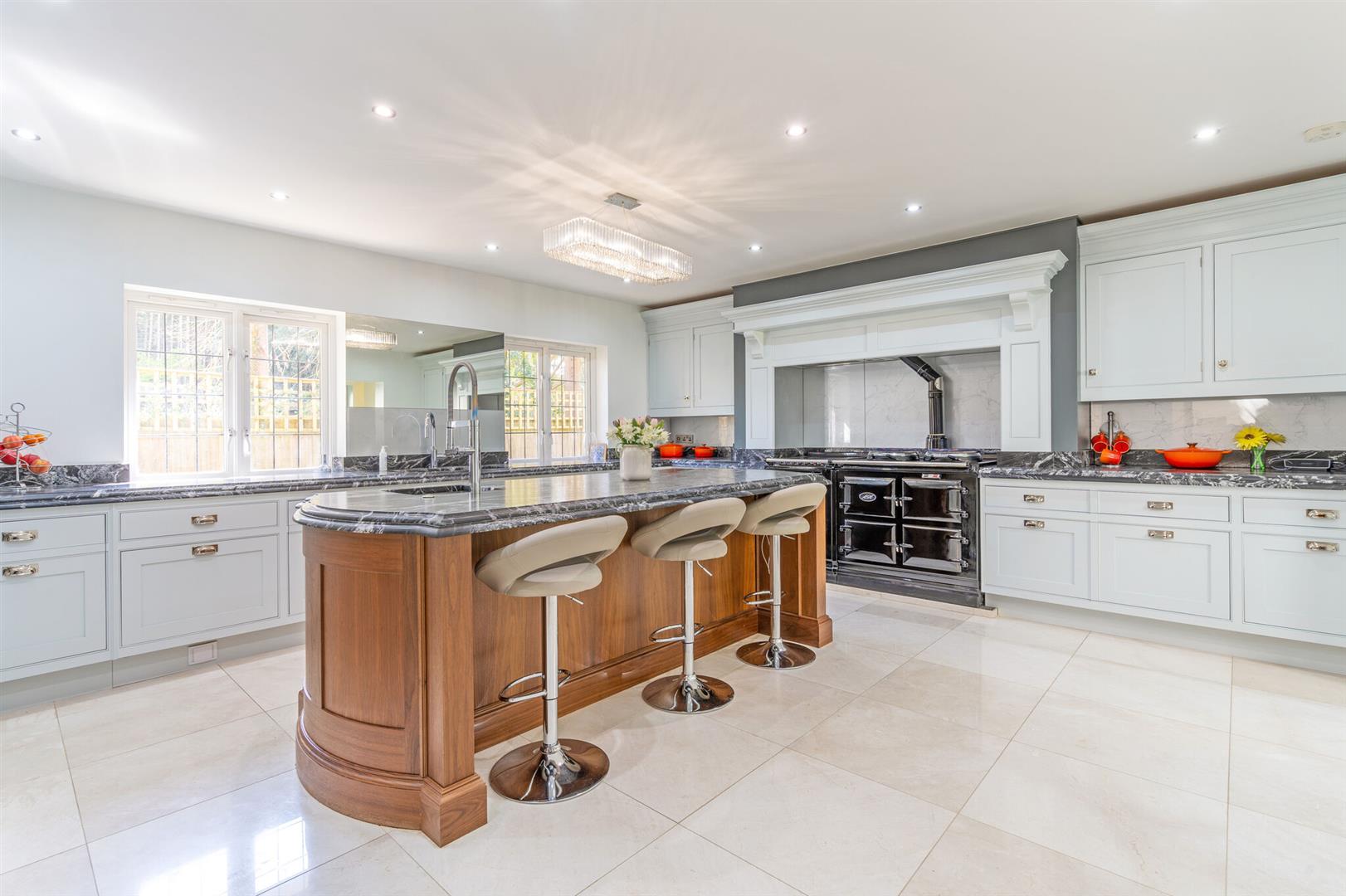 5 bedroom detached house for sale 0