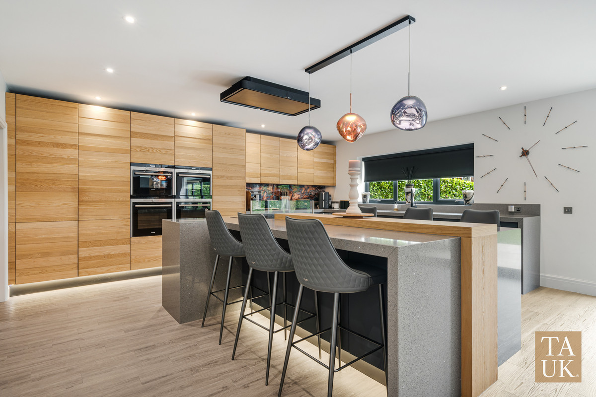 5 bedroom detached house for sale 0