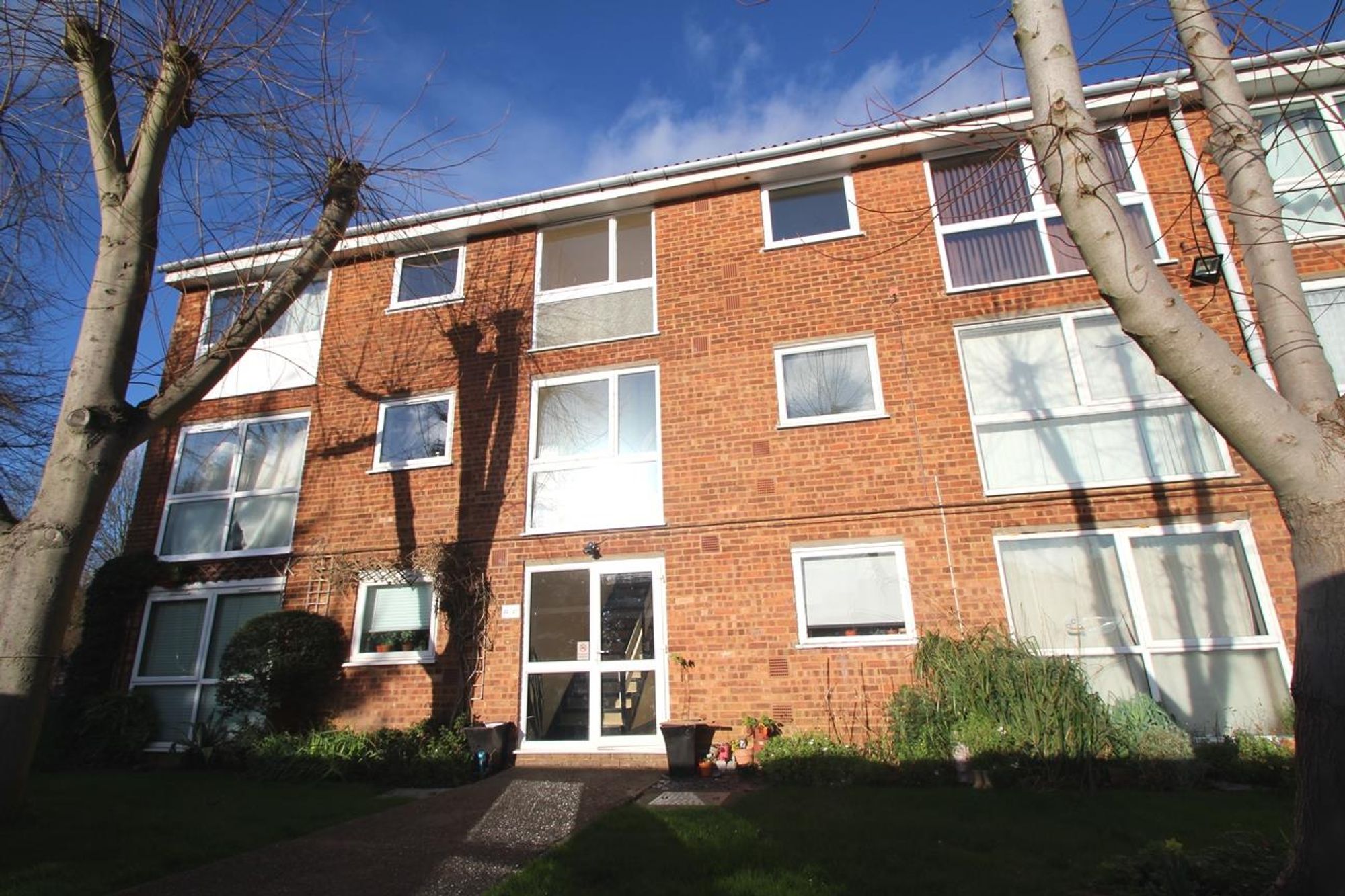 24 Chenies Court, Hemel Hempstead photo 2