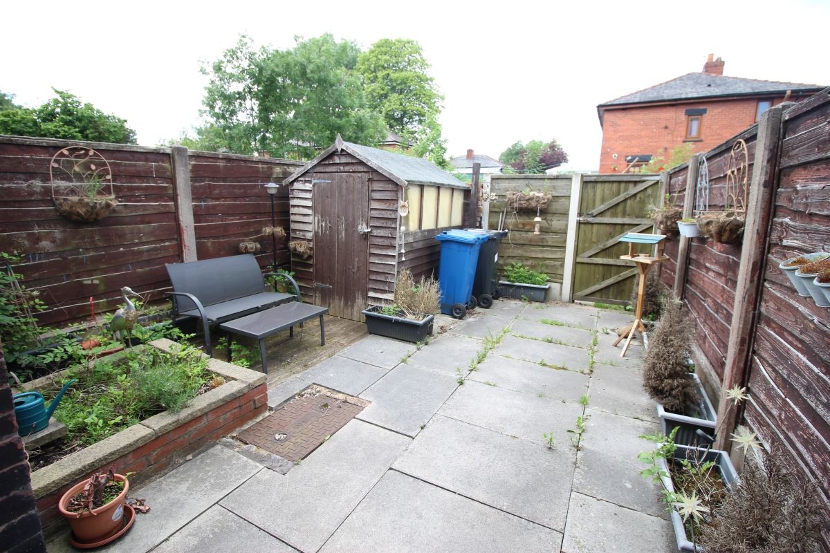 2 Bedrooms Terraced house for sale in Dumers Lane, Radcliffe, Manchester M26