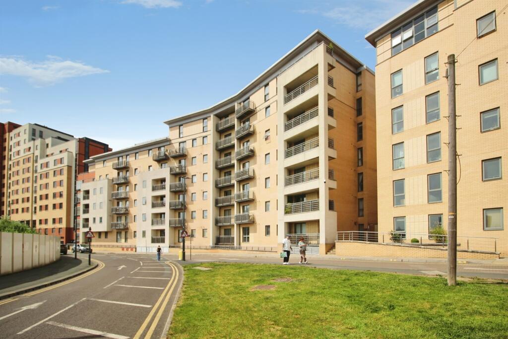 26 Cromwell Court, 10, Bowman Lane, LEEDS photo 2