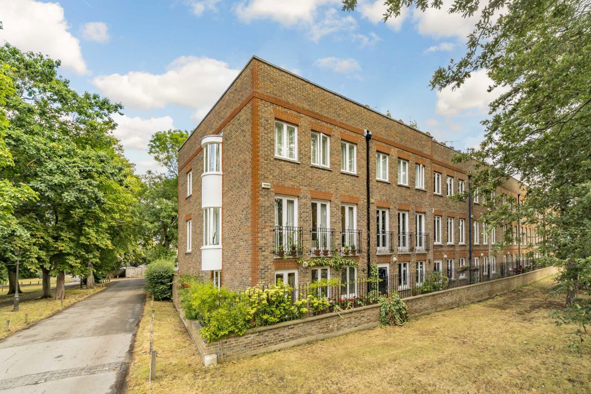 5 bedroom detached house for sale in Bromley