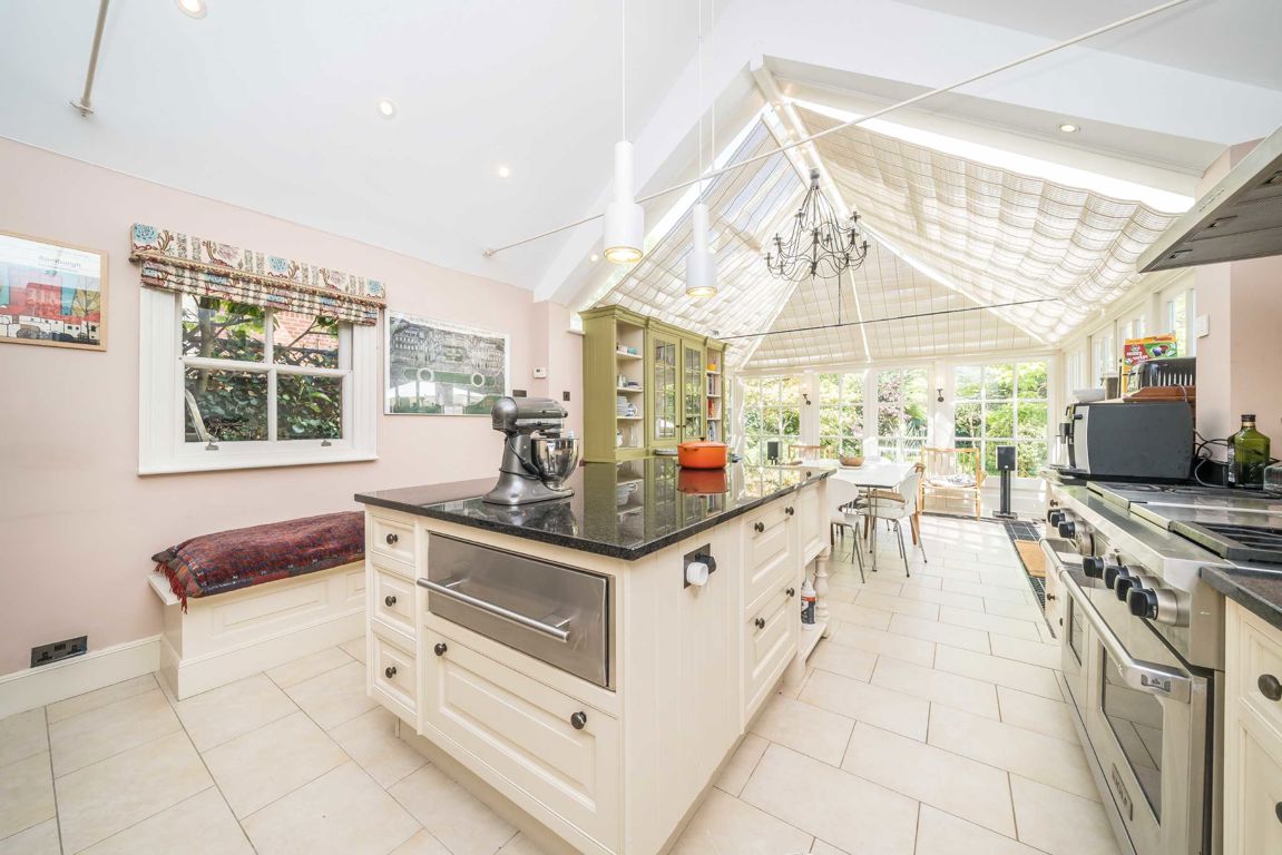 4 bedroom semi-detached house for sale 0