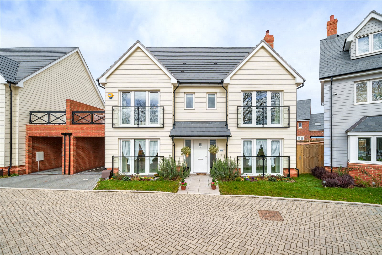 4 bedroom detached house for sale 0