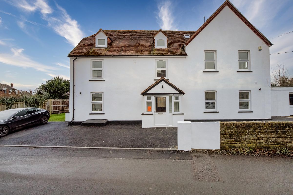 8 bedroom detached house for sale 0