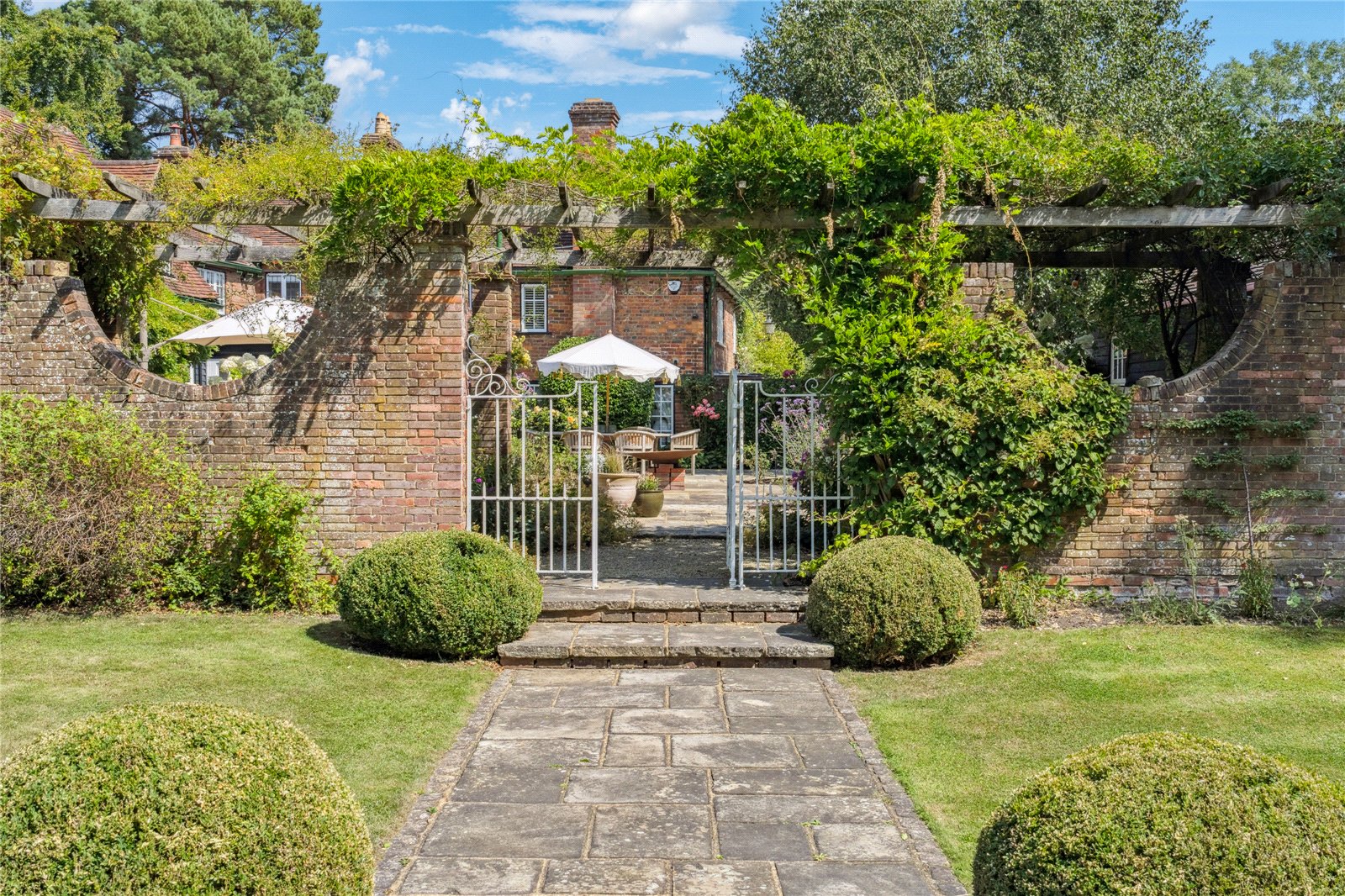 6 bedroom detached house for sale 0