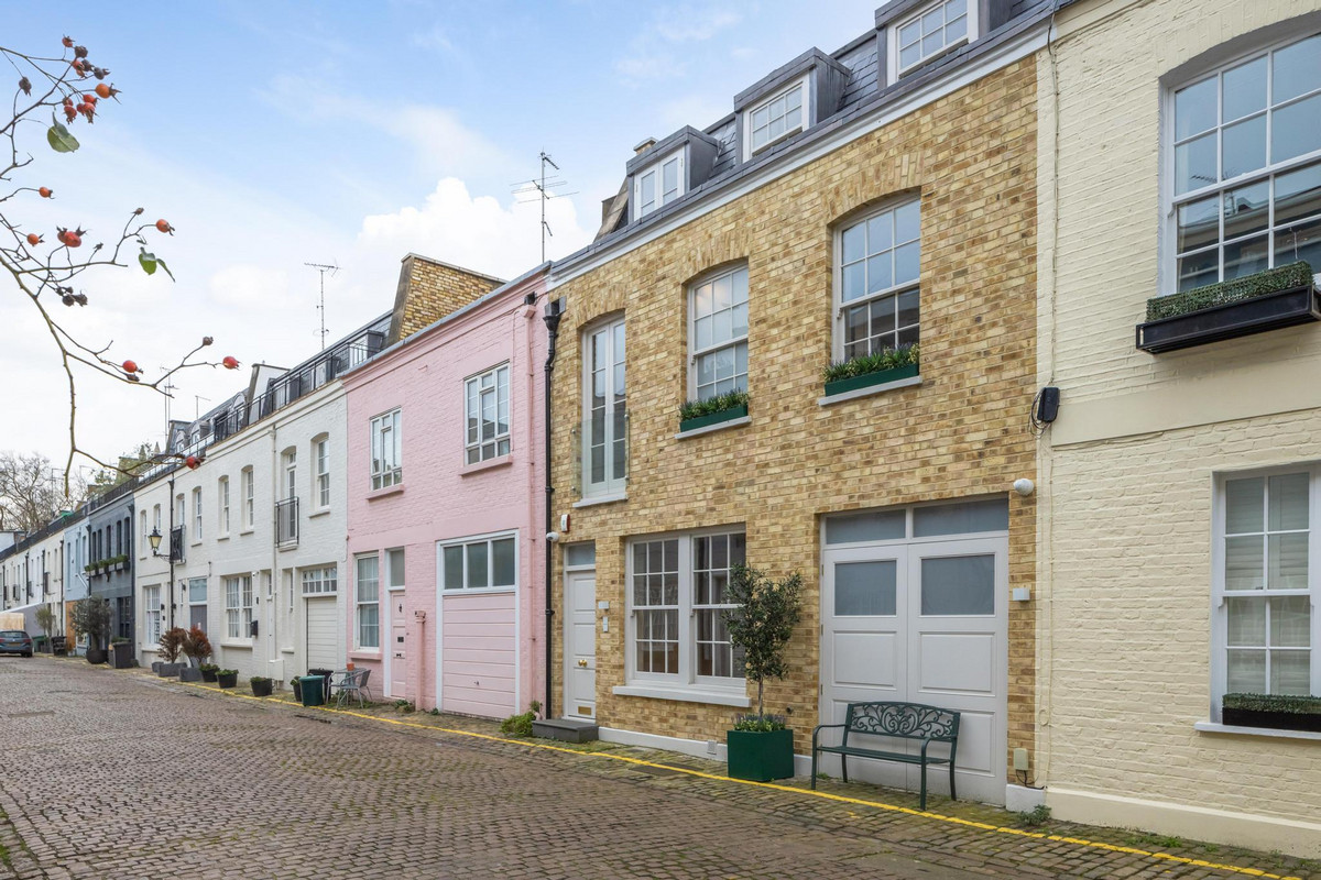 4 bedroom mews house for sale 0