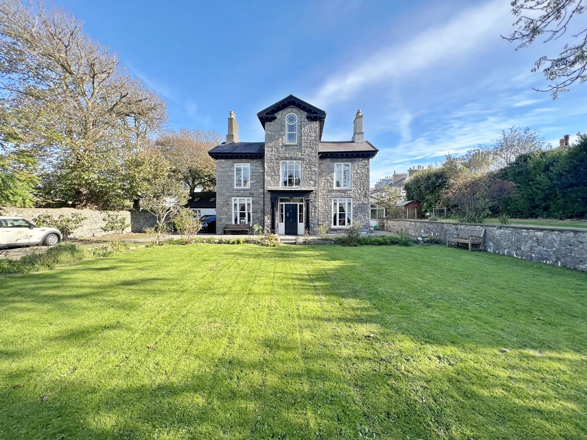 5 bedroom detached house for sale 0