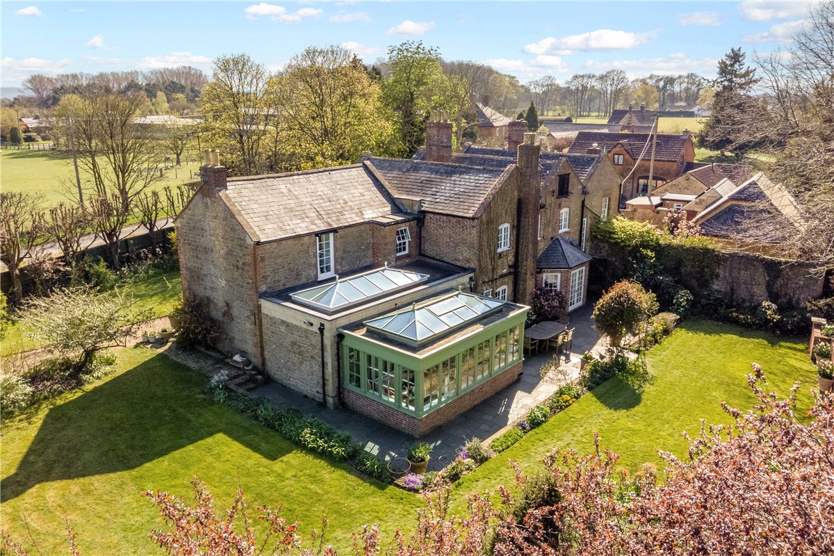 6 bedroom detached house for sale 0