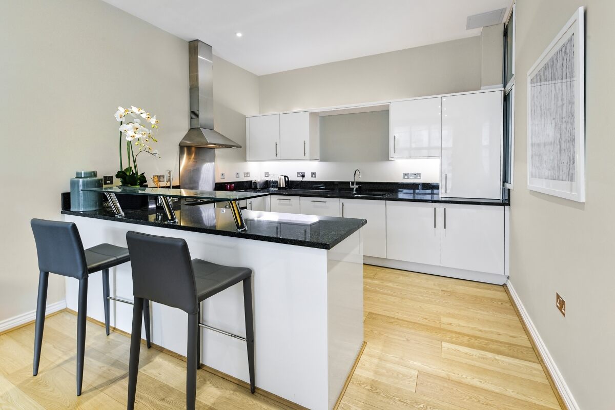 Flat 2, 90, Mortimer Street, London photo 4