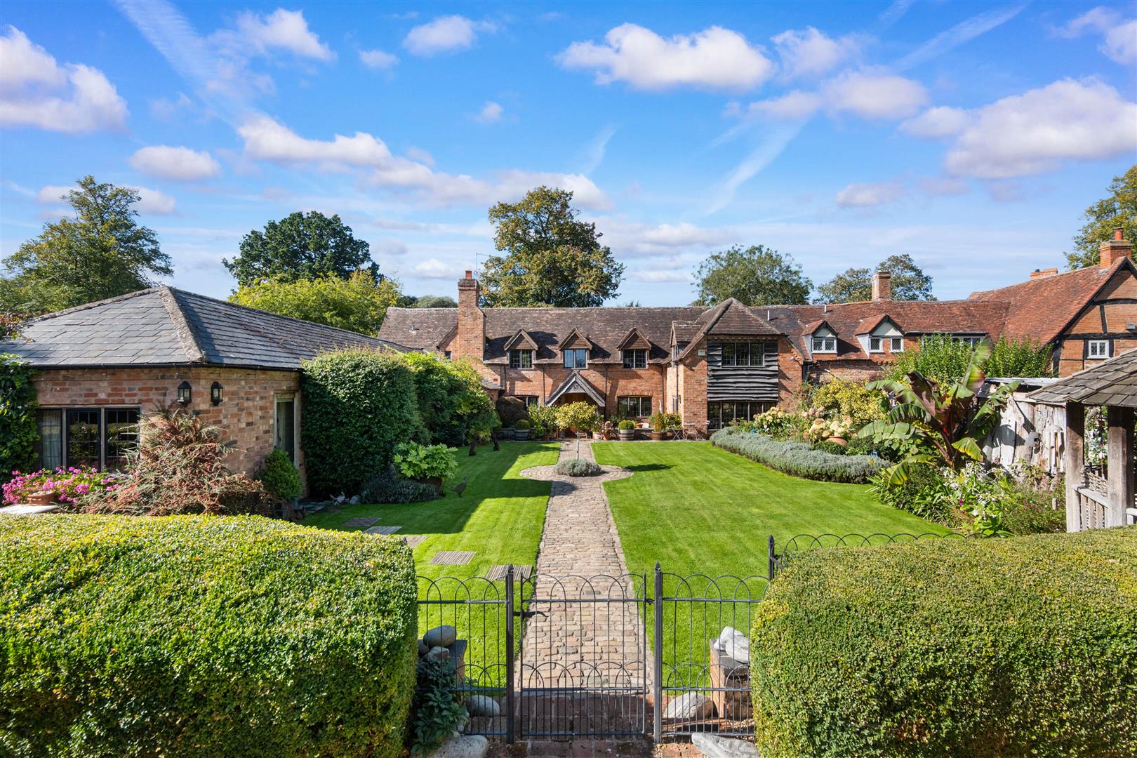 5 bedroom country house for sale 0