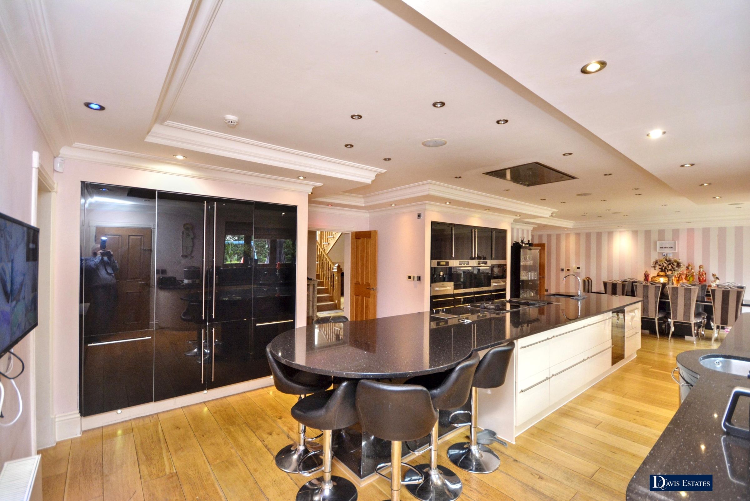 8 bedroom detached house for sale 0