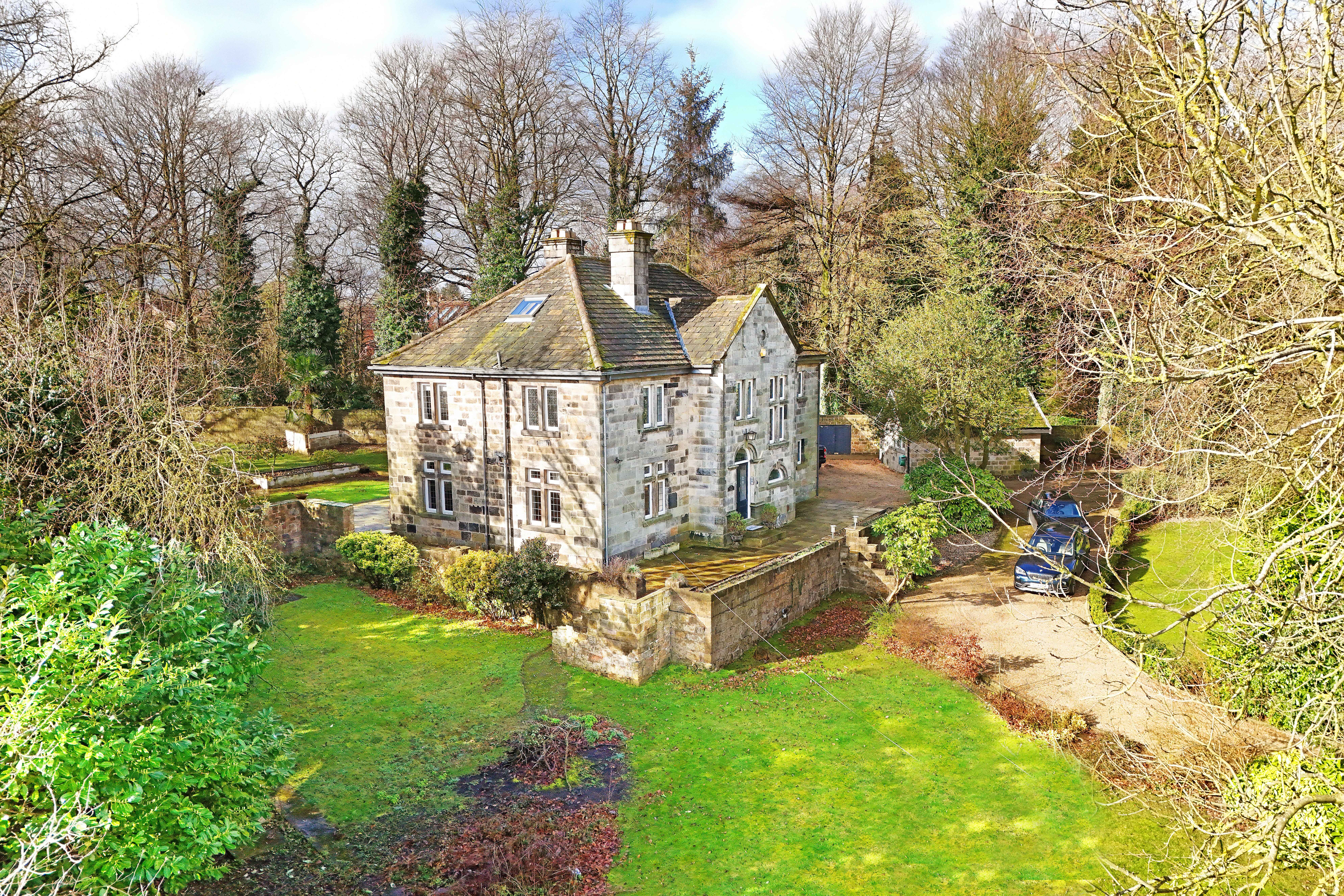 5 bedroom semi-detached house for sale
