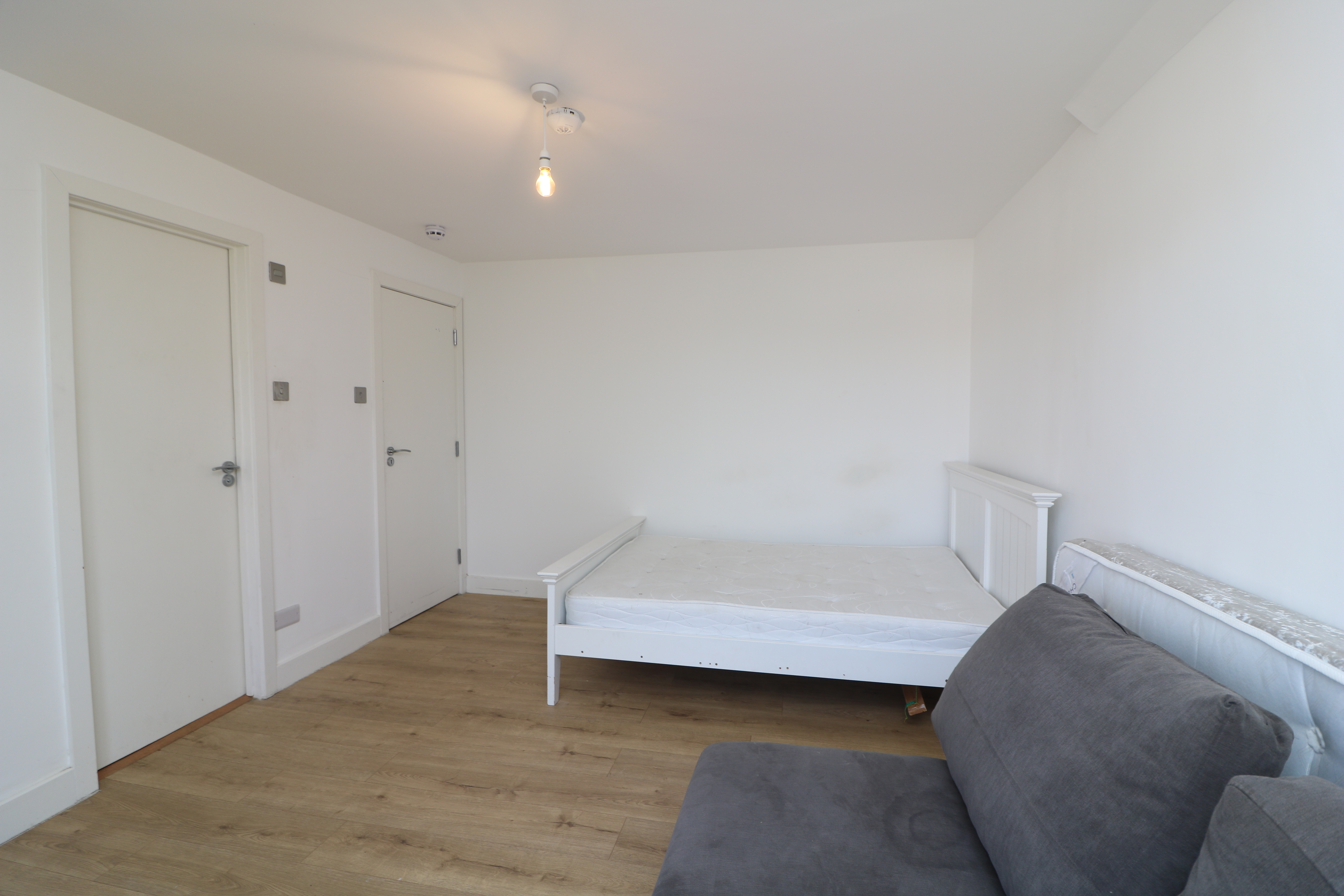 Flat 5, 36, Crossway, Raynes Park photo 4