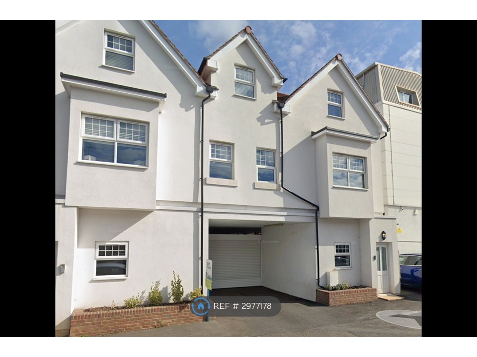 2-bed flat on Flat, Platinum Apartments Lower Road, Kenley, £1,550/mo