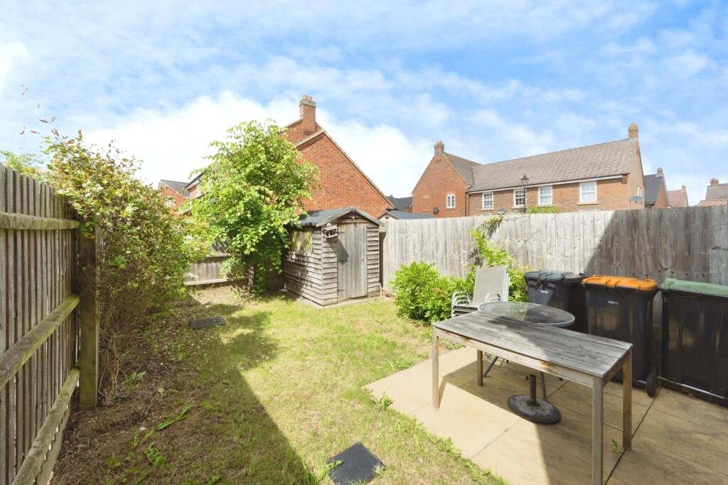 33, Oliver Close, Bedford photo 5