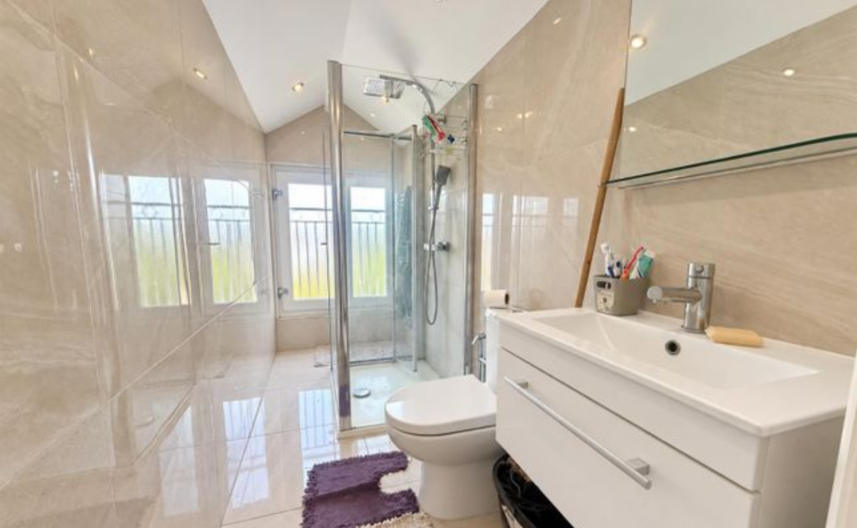 2A Fernhall Drive, Ilford photo 5