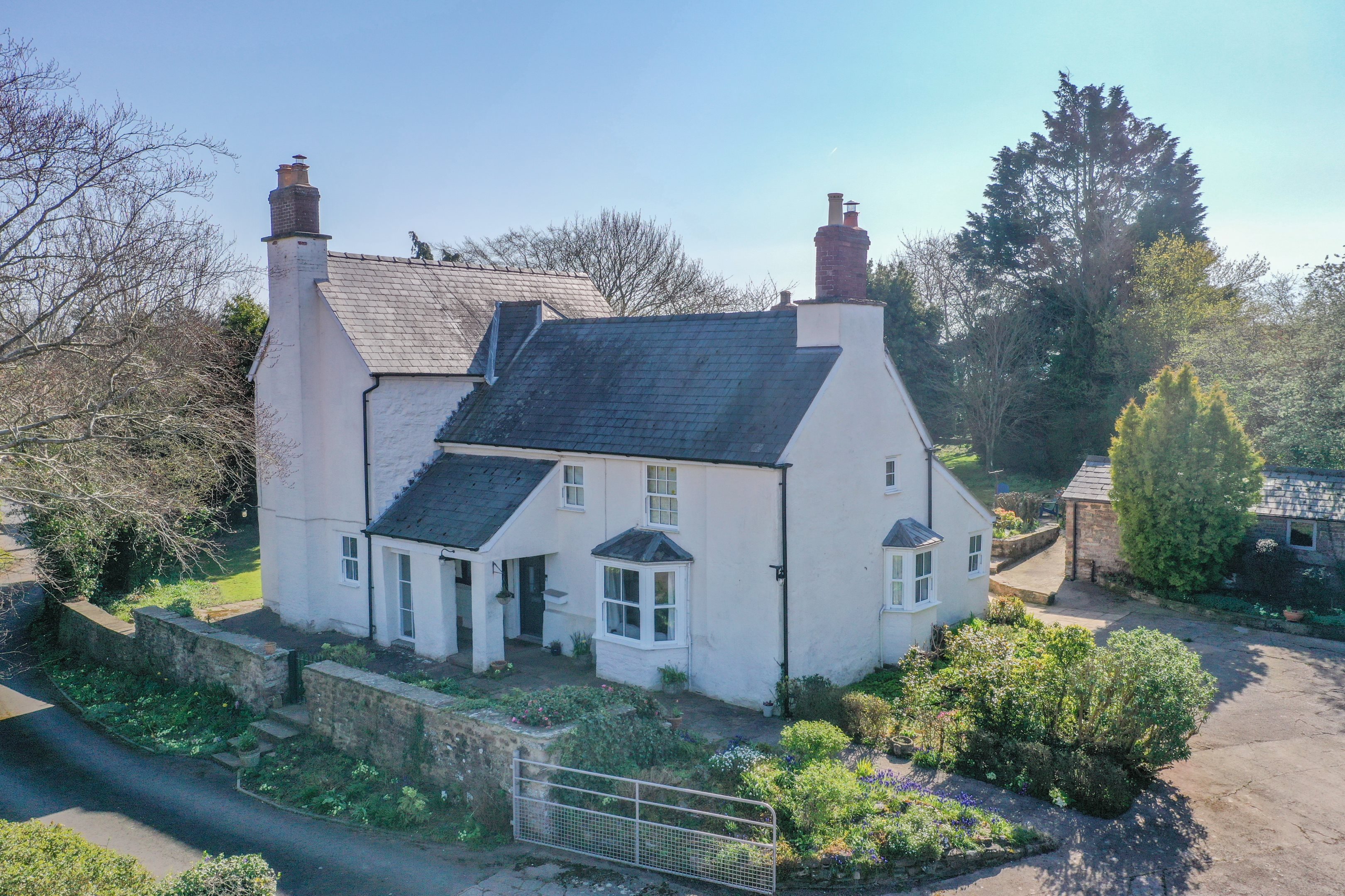 6 bedroom detached house for sale 0