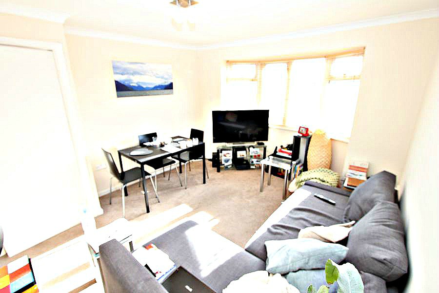 2 Bedrooms Flat to rent in Austenwood Close, Chalfont St. Peter, Gerrards Cross SL9