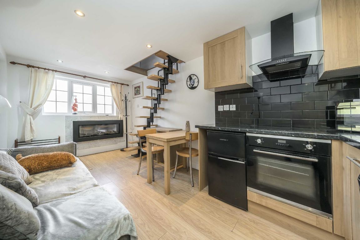 1, Kinderton Close, London photo 4