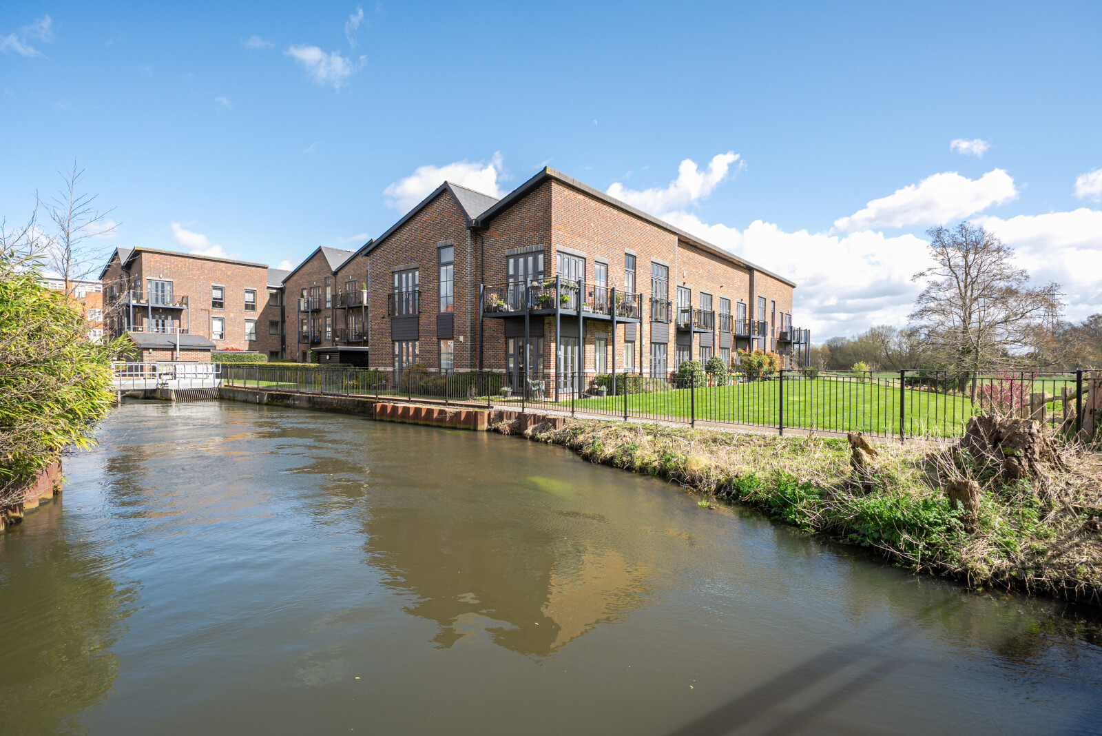 2-bed flat on 28,, Mill Court, Woking, £385,000