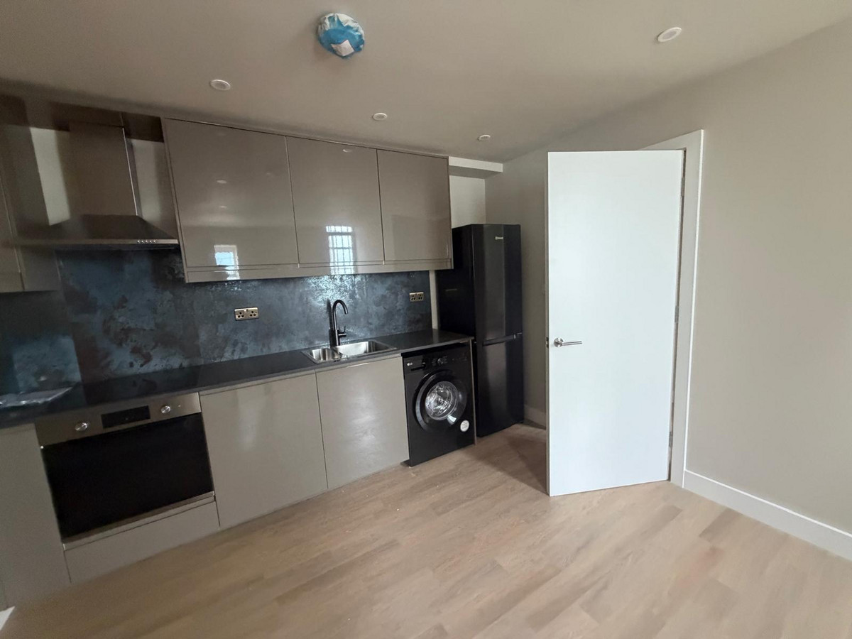 Flat Flat 4, 77-81, North End, Croydon photo 4
