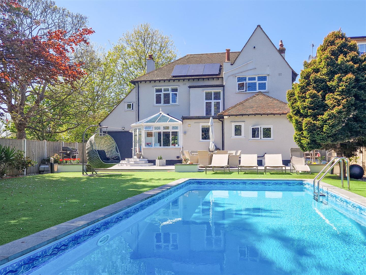 4-bed detached on 402, Victoria Avenue, Southend-On-Sea, £775,000