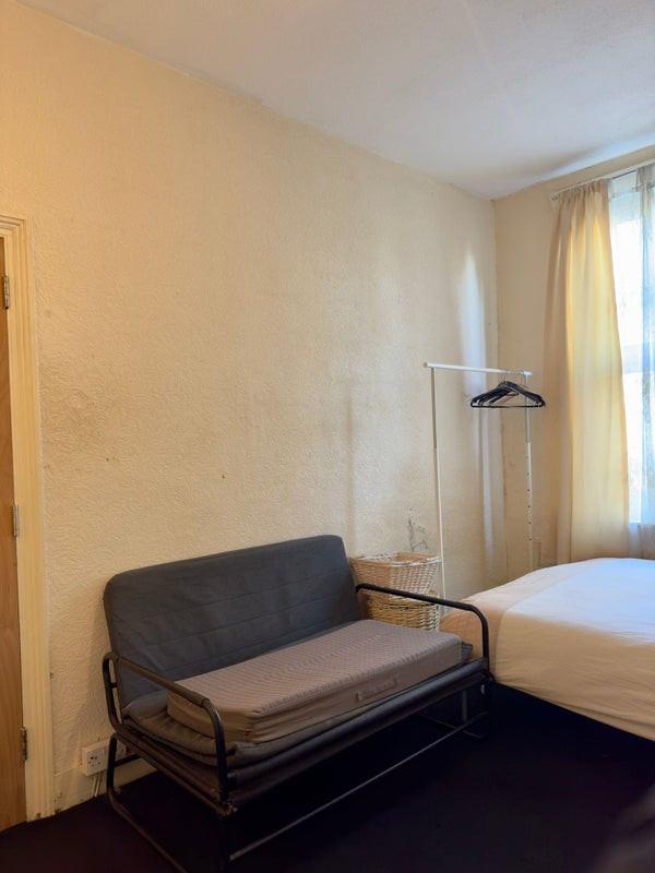 Room 4 8, Grove Green Road, London photo 4