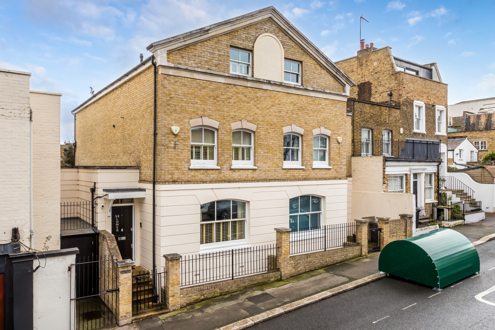 4 bedroom semi-detached house for sale 0