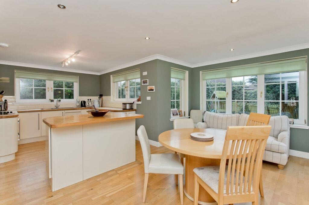 6 bedroom detached house for sale 0